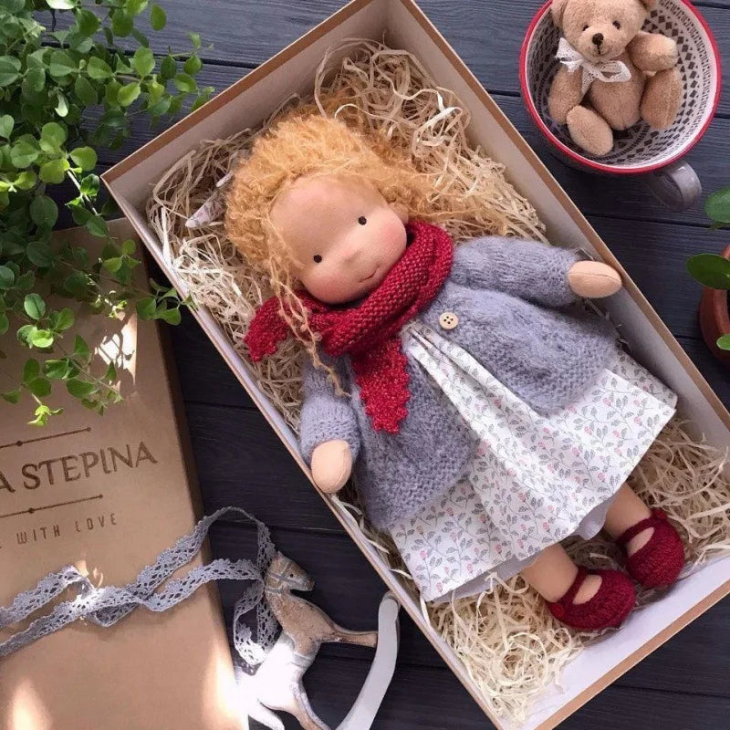Gosig Waldorf-inspirerad plyschdocka – Handgjord bomullsleksak med presentask