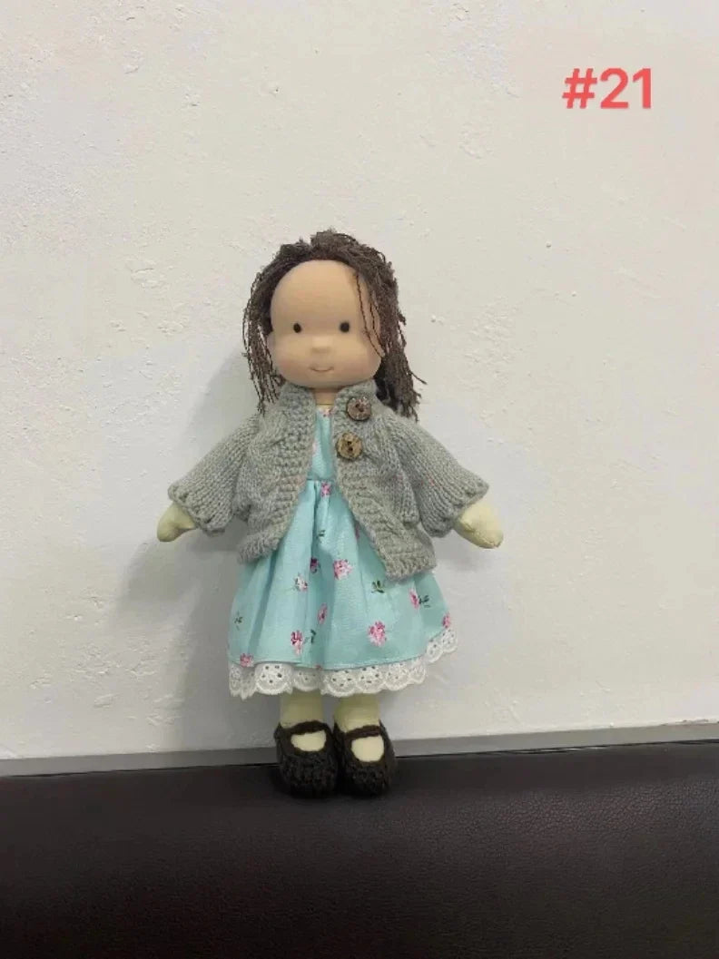 Gosig Waldorf-inspirerad plyschdocka – Handgjord bomullsleksak med presentask