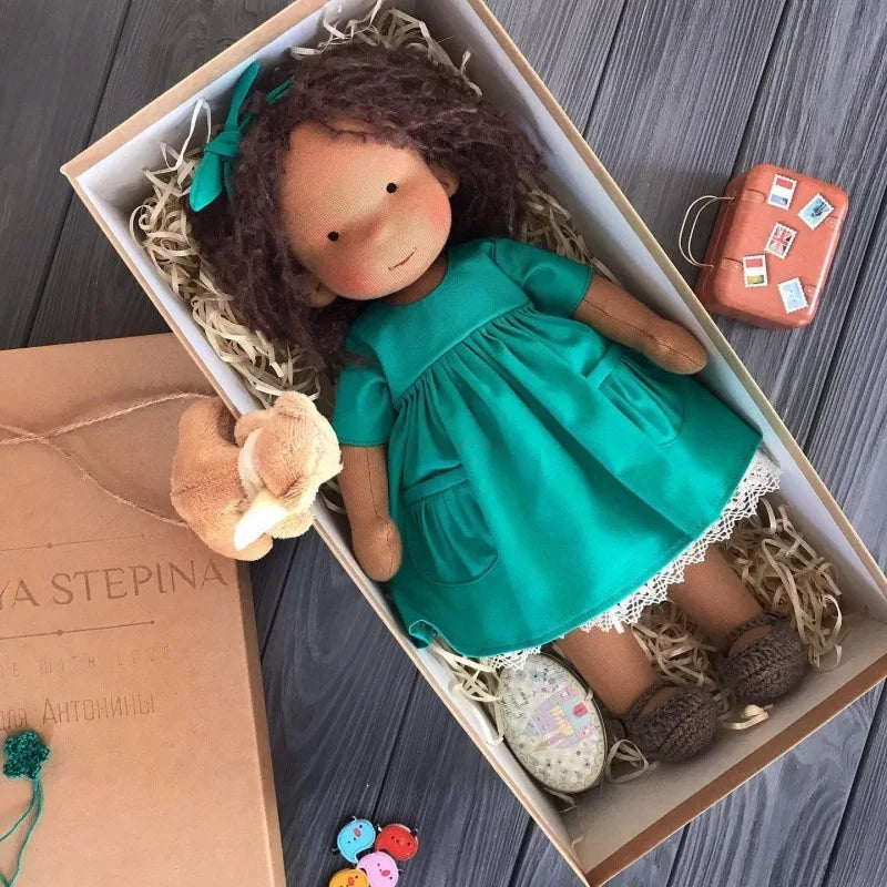 Gosig Waldorf-inspirerad plyschdocka – Handgjord bomullsleksak med presentask