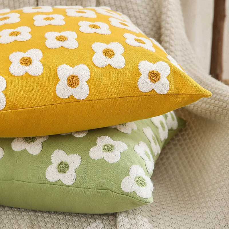 WhimsiCharm - Broderat kuddfodral med blommande tusensköna