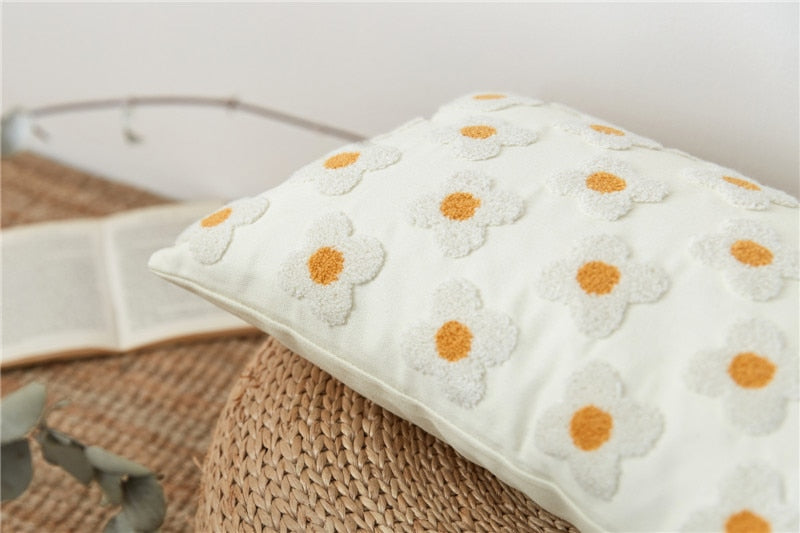 WhimsiCharm - Broderat kuddfodral med blommande tusensköna