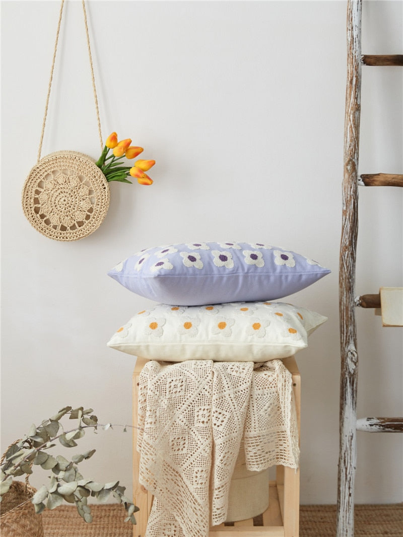 WhimsiCharm - Broderat kuddfodral med blommande tusensköna