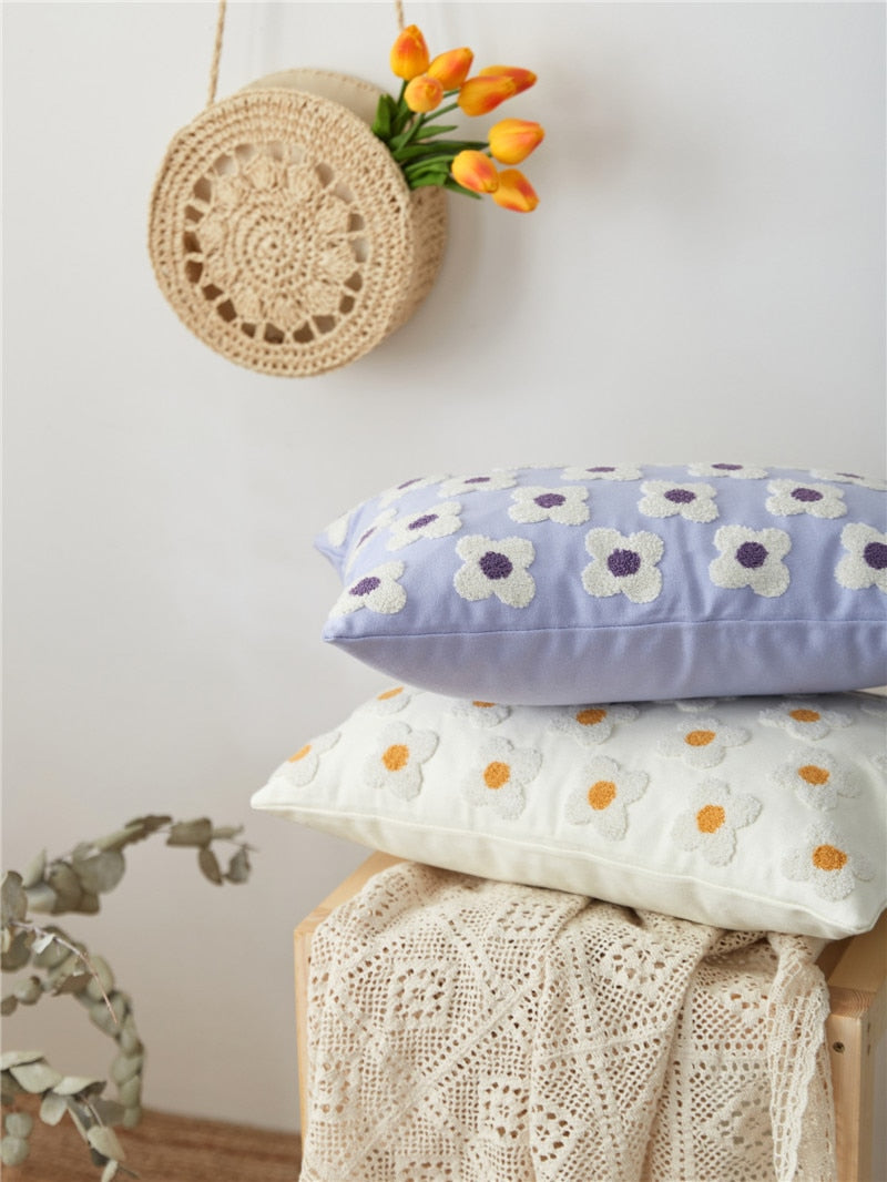 WhimsiCharm - Broderat kuddfodral med blommande tusensköna