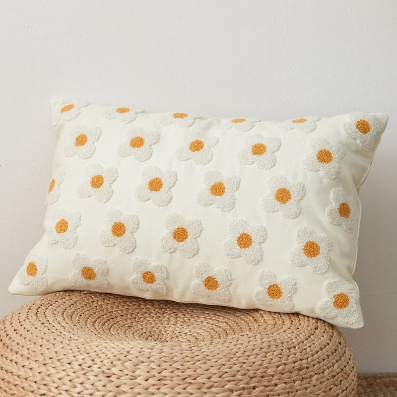 WhimsiCharm - Broderat kuddfodral med blommande tusensköna