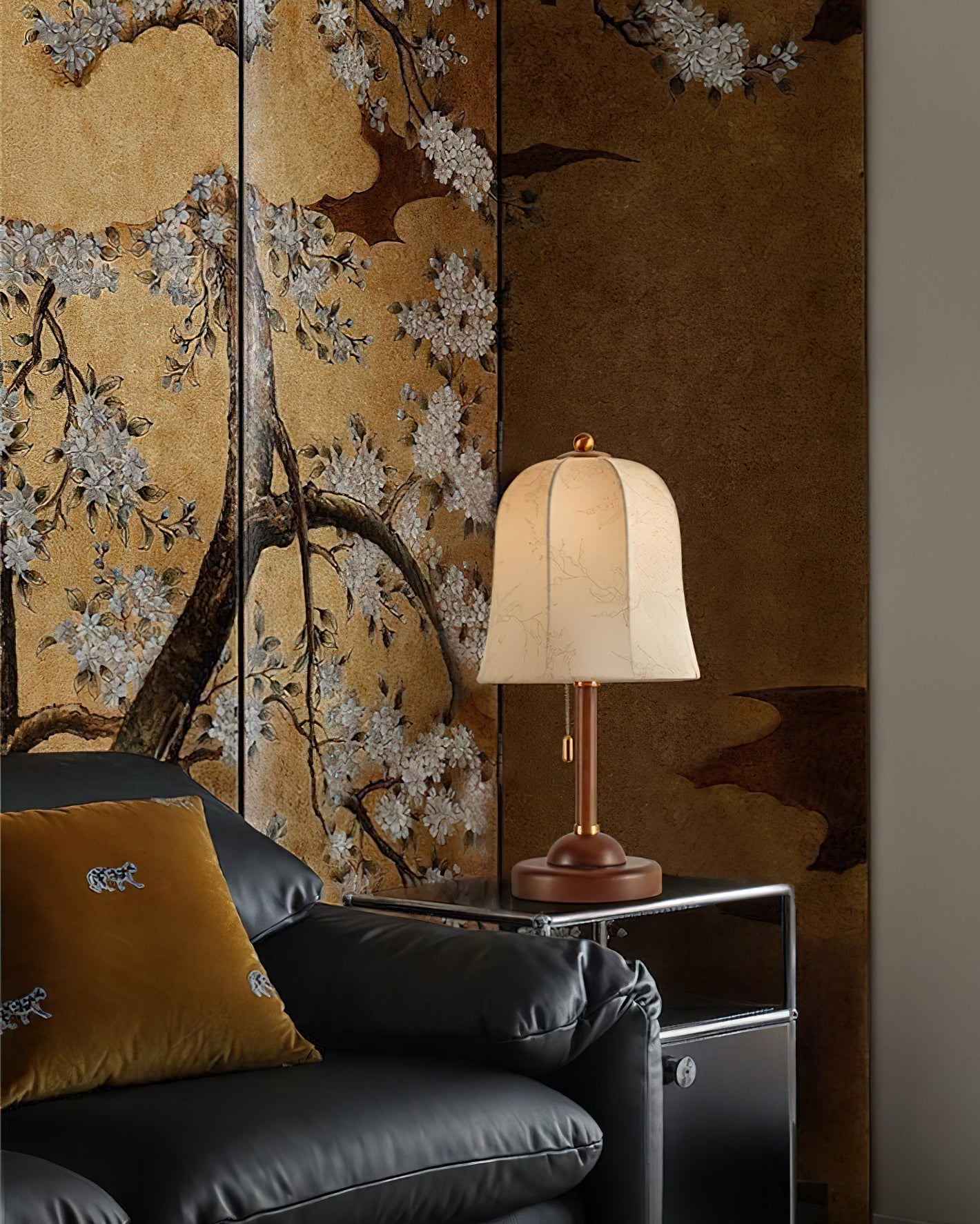 Dekorativ bordslampa med textilskärm – Kopparfärgad touch och valnötsfärgad kolumn