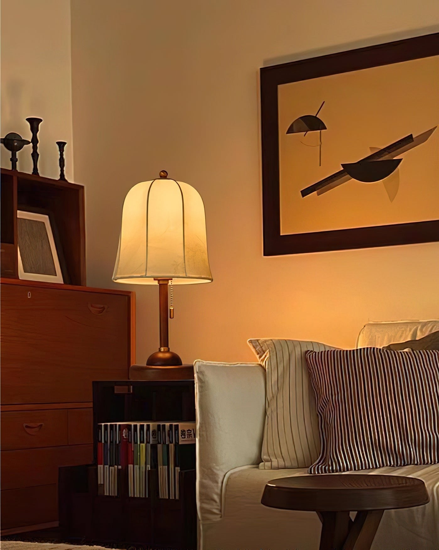 Dekorativ bordslampa med textilskärm – Kopparfärgad touch och valnötsfärgad kolumn