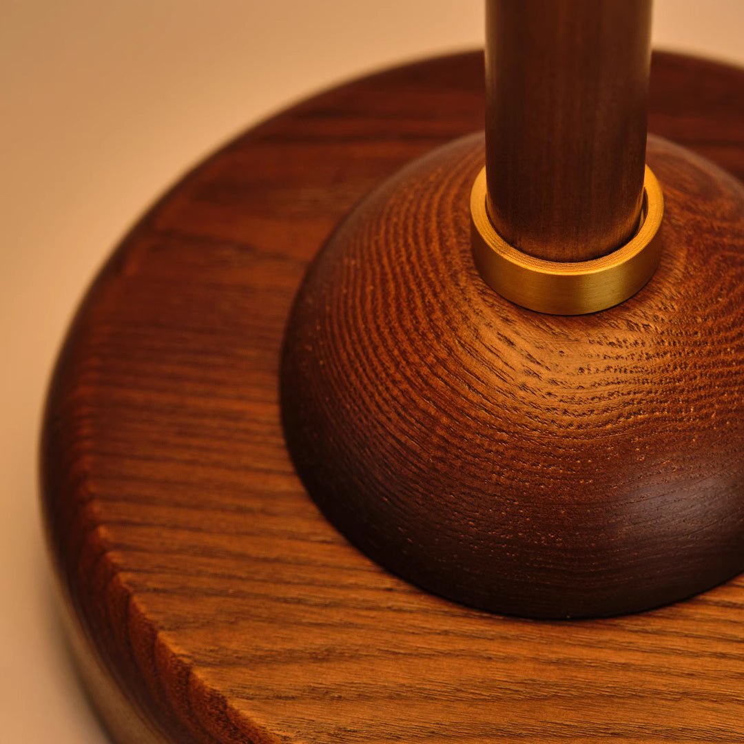 Dekorativ bordslampa med textilskärm – Kopparfärgad touch och valnötsfärgad kolumn