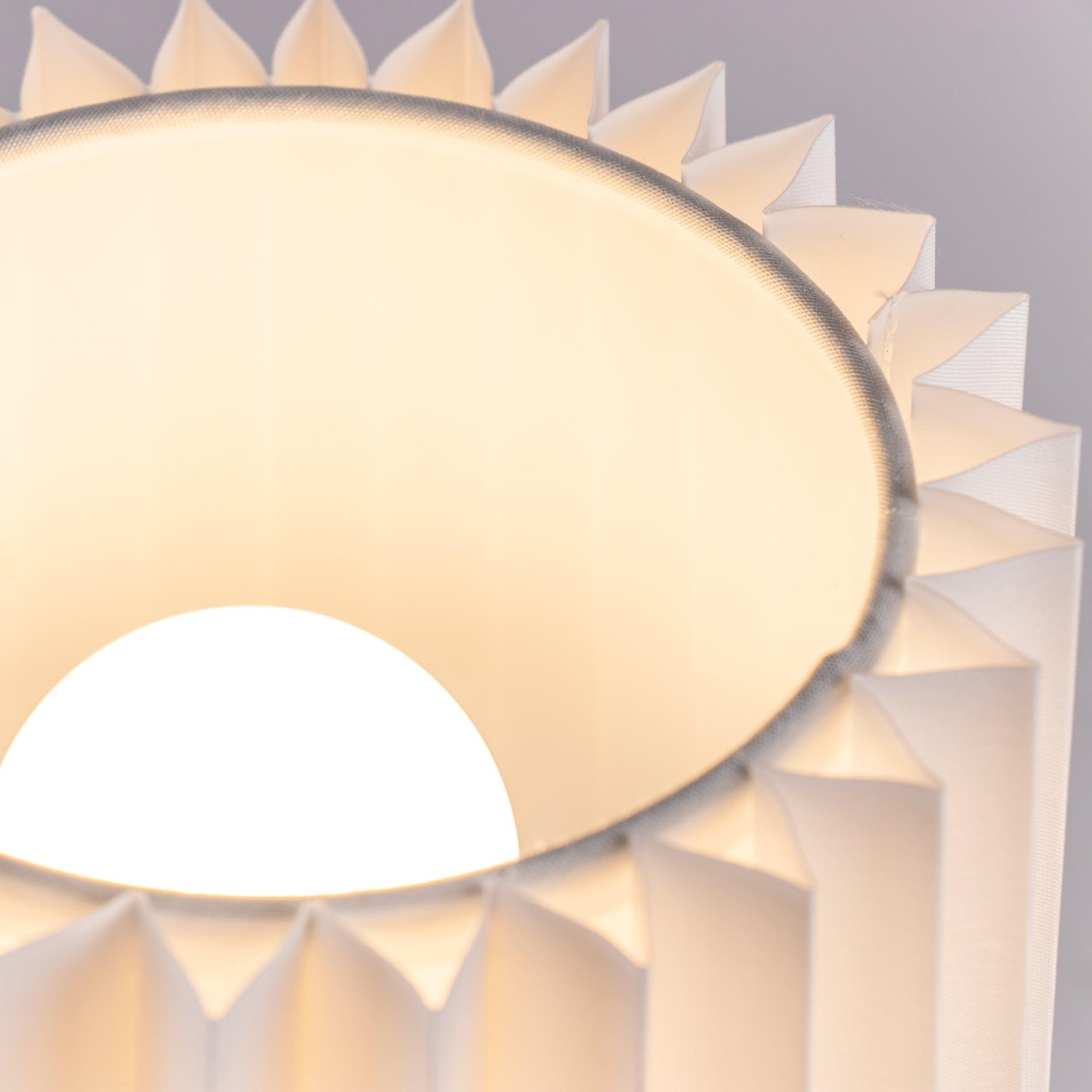 Modern neutral bordslampa - Accentlampa med veckad skärm för sovrumsinredning