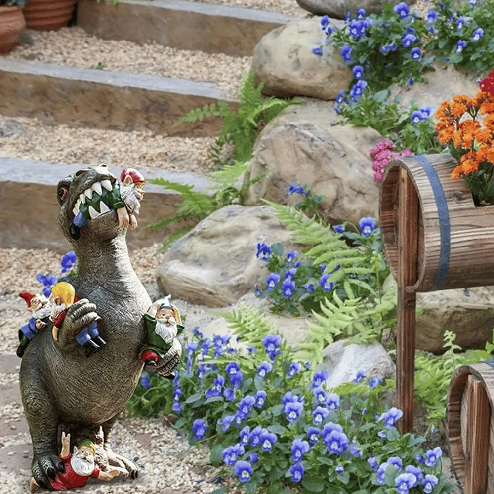 Tuggande Gnome-figur – Lekfull Resinskulptur