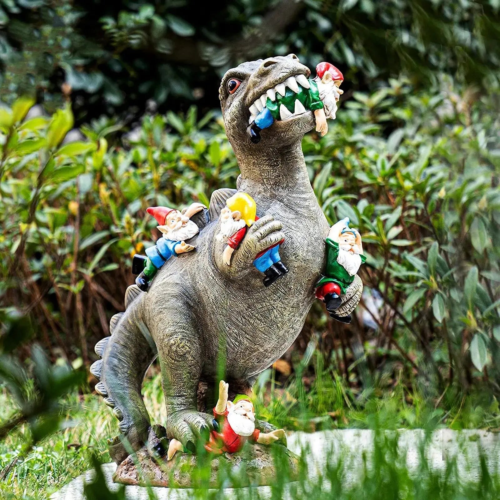Tuggande Gnome-figur – Lekfull Resinskulptur