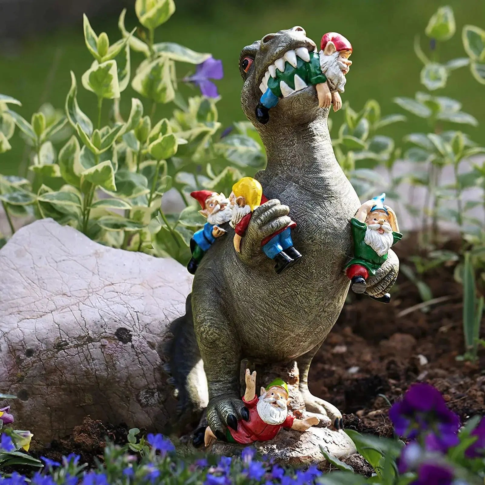 Tuggande Gnome-figur – Lekfull Resinskulptur