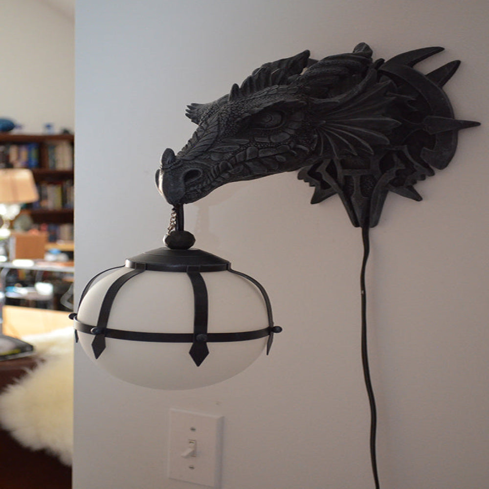 LED-vägglampa med drakeskalle – kuslig Halloweendekoration