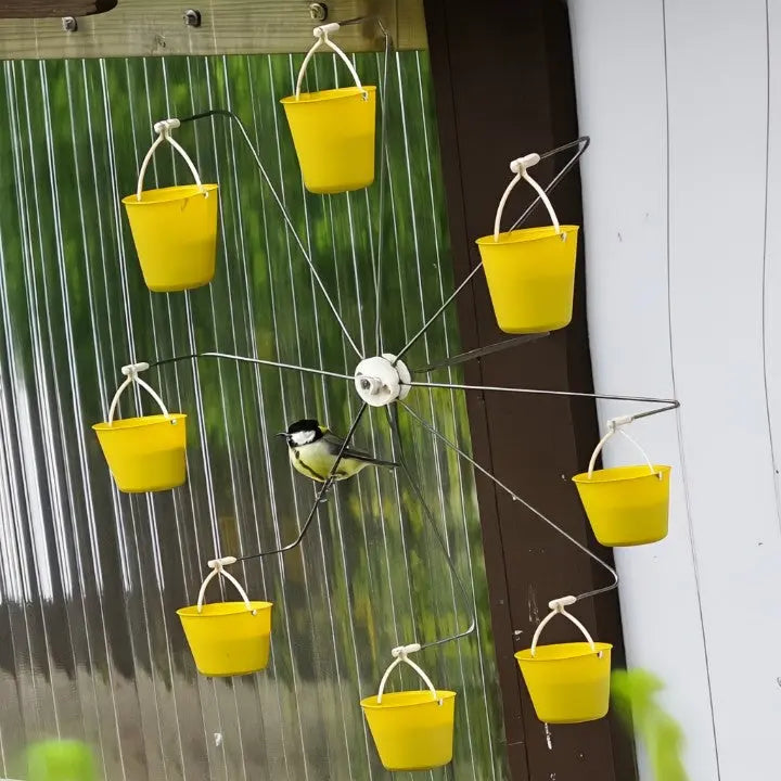 Snurrande fågelmatare för trädgården - Rolig interaktiv matare för trädgårdsfåglar