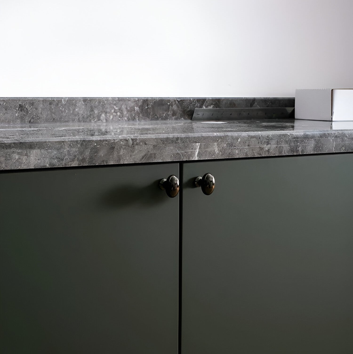 Italiensktillverkade knoppar i massiv mässing – Lyxig touch för dörrar och lådor