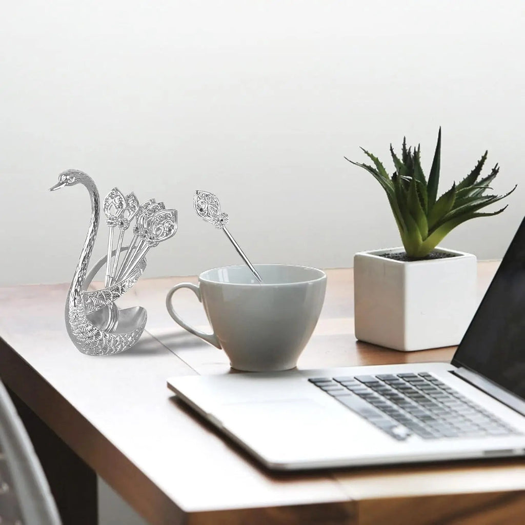 Svaninspirerat kaffeskedsset med stativ – Snyggt porslin för dagligt bruk