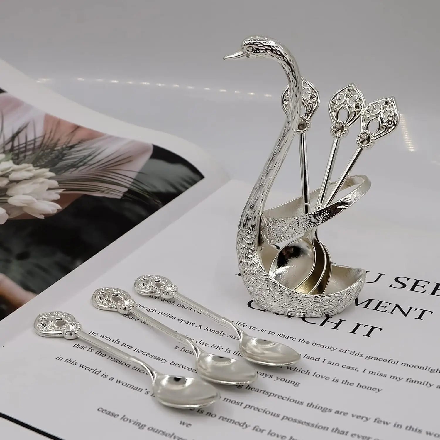 Svaninspirerat kaffeskedsset med stativ – Snyggt porslin för dagligt bruk