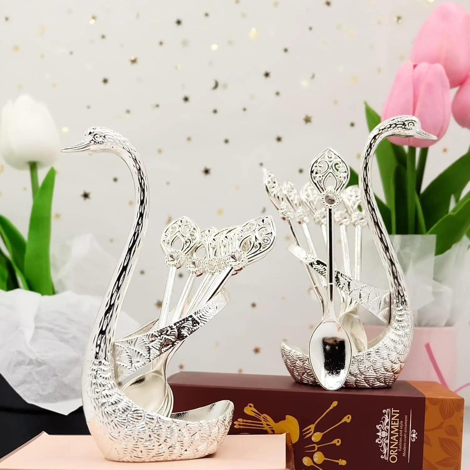 Svaninspirerat kaffeskedsset med stativ – Snyggt porslin för dagligt bruk