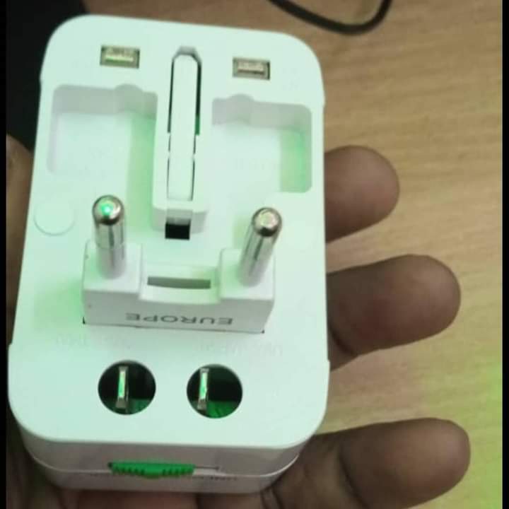 Allt-i-ett-reseadapter för hela världen – universalkontakt med USB-portar