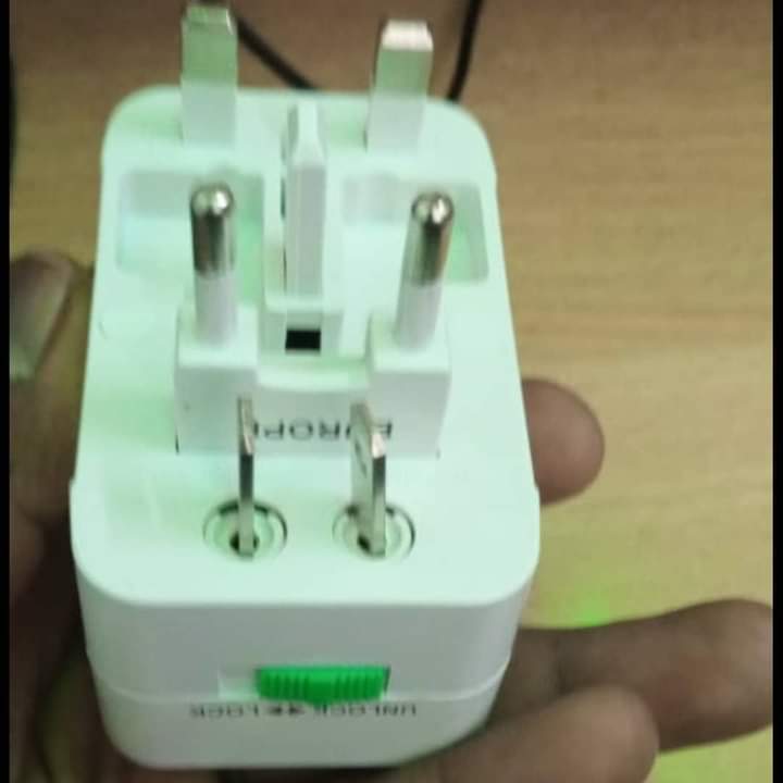 Allt-i-ett-reseadapter för hela världen – universalkontakt med USB-portar