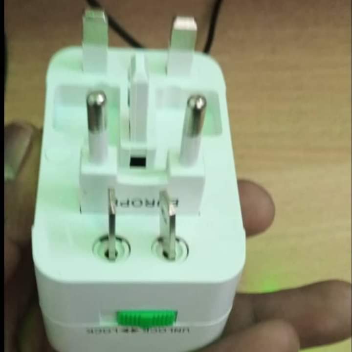 Allt-i-ett-reseadapter för hela världen – universalkontakt med USB-portar