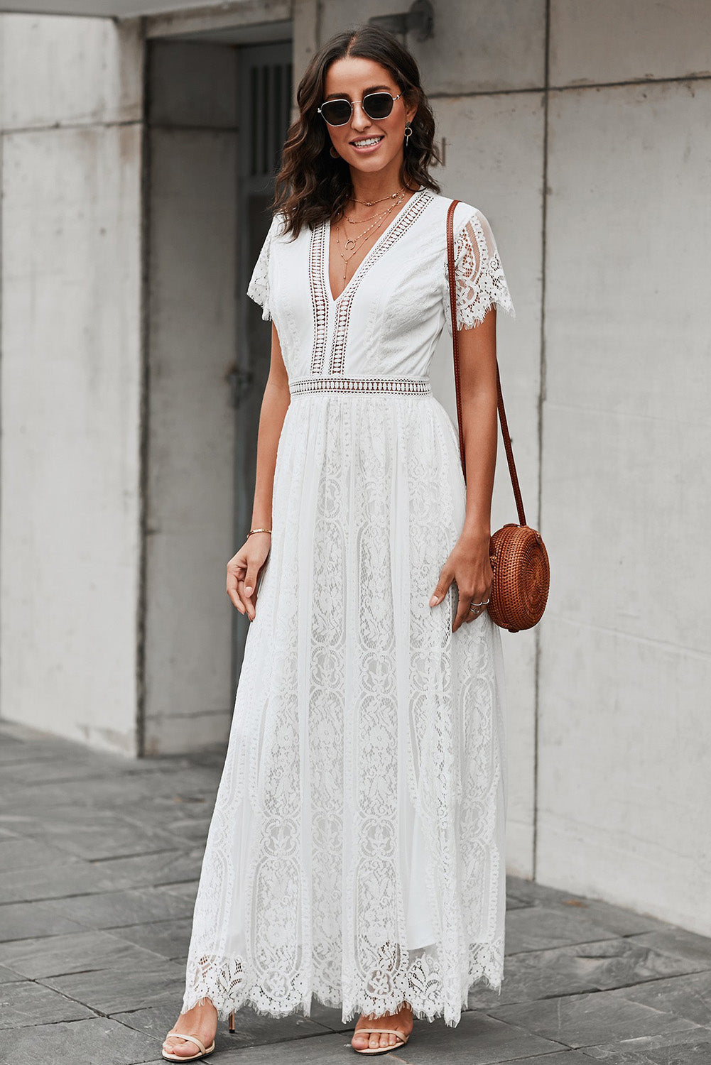 Damklänning med V-ringning i vit spets, boho-maxi