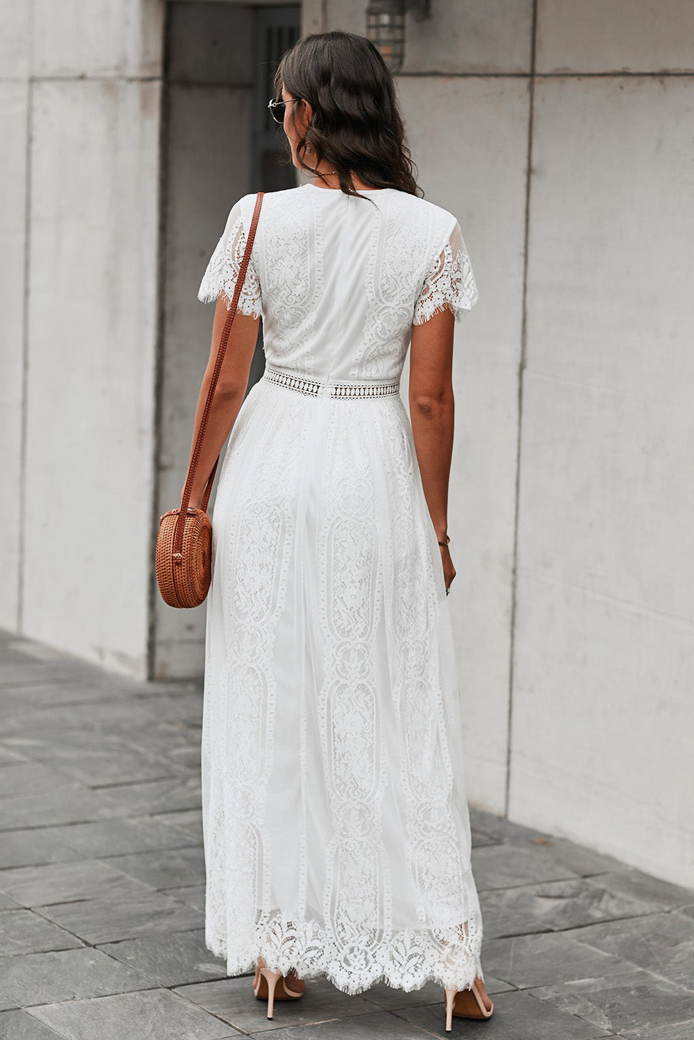Damklänning med V-ringning i vit spets, boho-maxi