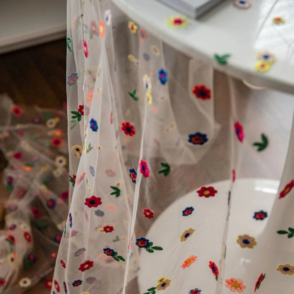 Elegant spetsduk – Blommigt broderat överdrag för matsal och heminredning