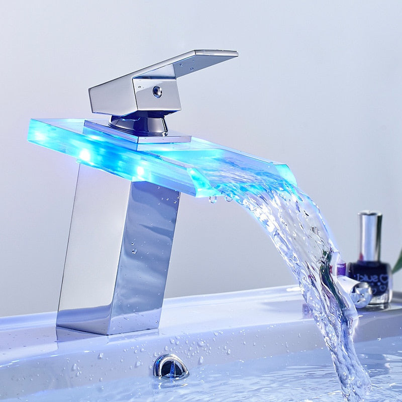 LumiFlow - Färgskiftande LED-blandare för handfat med slät kaskaddesign