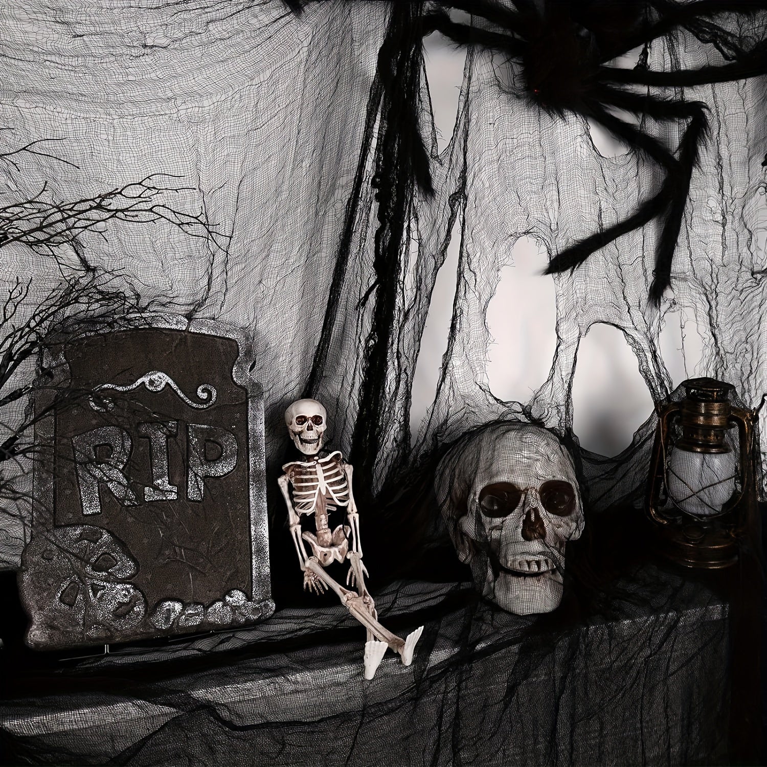 Kuslig svart hängande Halloweendekoration – kuslig tygrekvisita för hemsökta fester