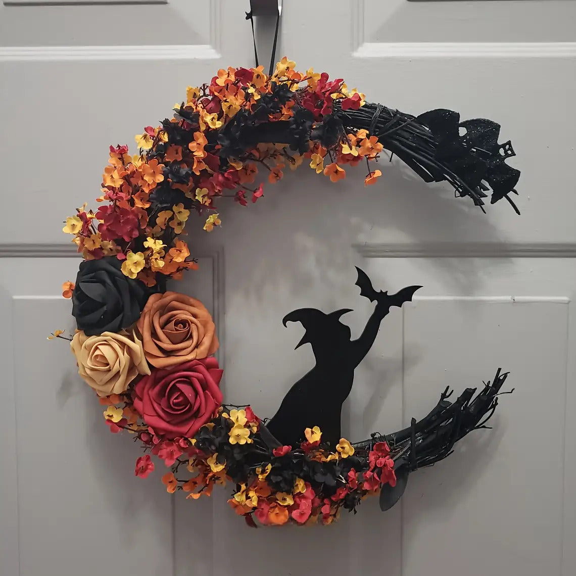Mystic Moon Witch Wreath – Förtrollad blommig Halloween-dörrhänge
