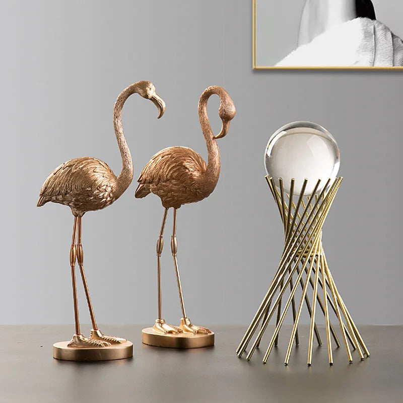 Lyxig gyllene flamingoskulptur - Elegant tropisk fågelstaty för modern heminredning