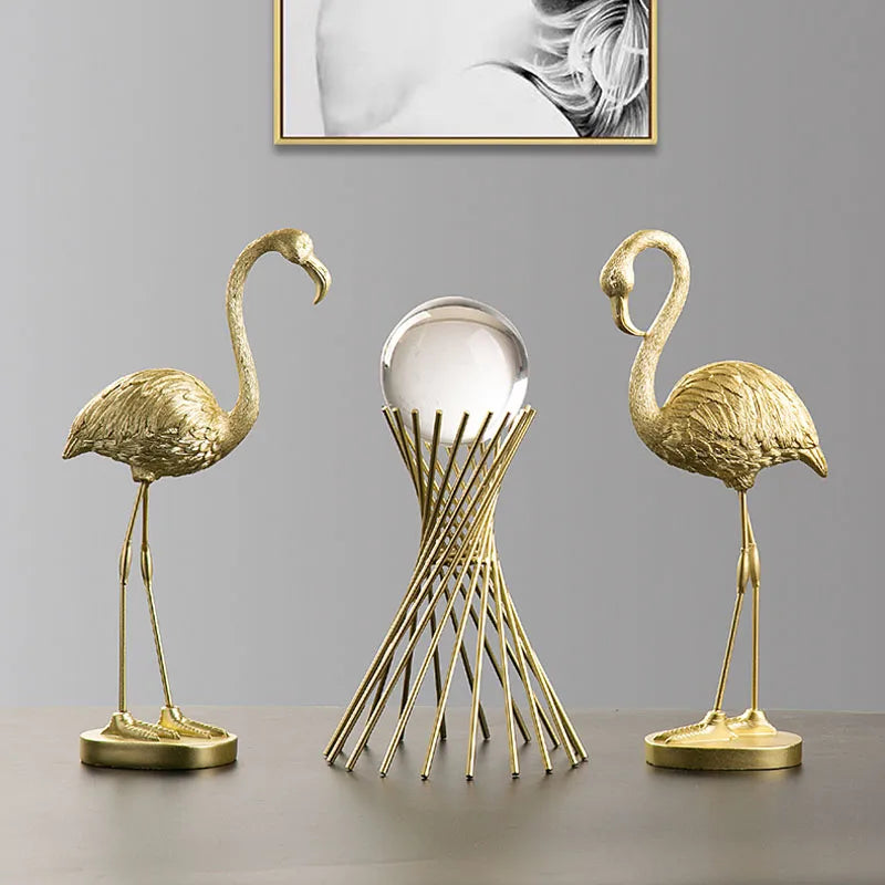 Lyxig gyllene flamingoskulptur - Elegant tropisk fågelstaty för modern heminredning