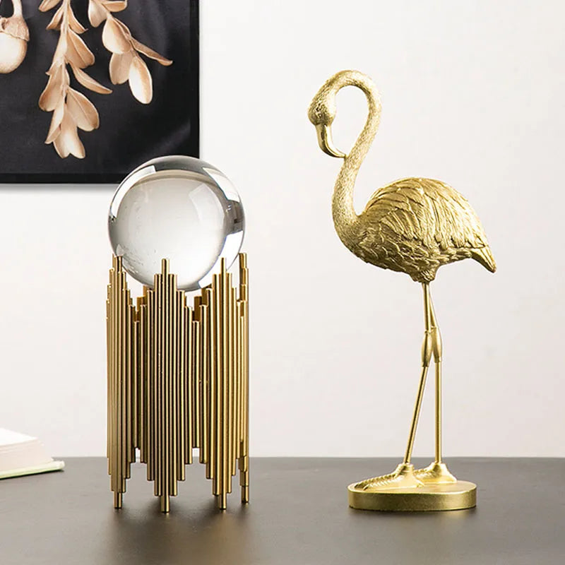 Lyxig gyllene flamingoskulptur - Elegant tropisk fågelstaty för modern heminredning