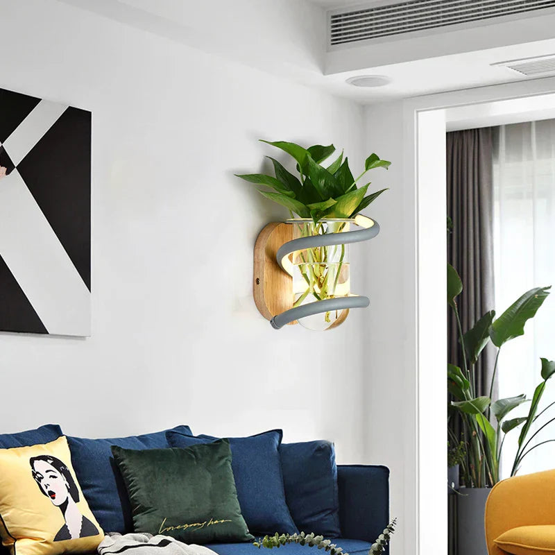 Nordic Blossom LED-vägglampa – Träaccent med dekorativ vas, modern stämningsbelysning