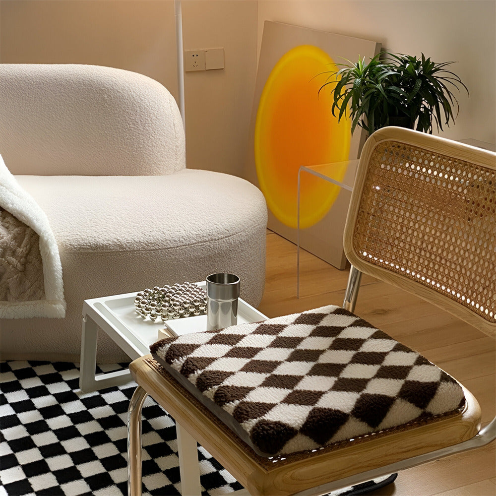 Mjuk dyna och stolsunderlag i polarfleece – nordisk rutig design för varma och mysiga sittplatser