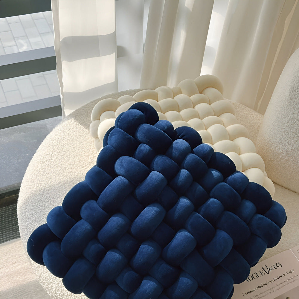 Modern kudde med knappdetaljer – Snygg dekorativ kudde för hem och vardagsrum