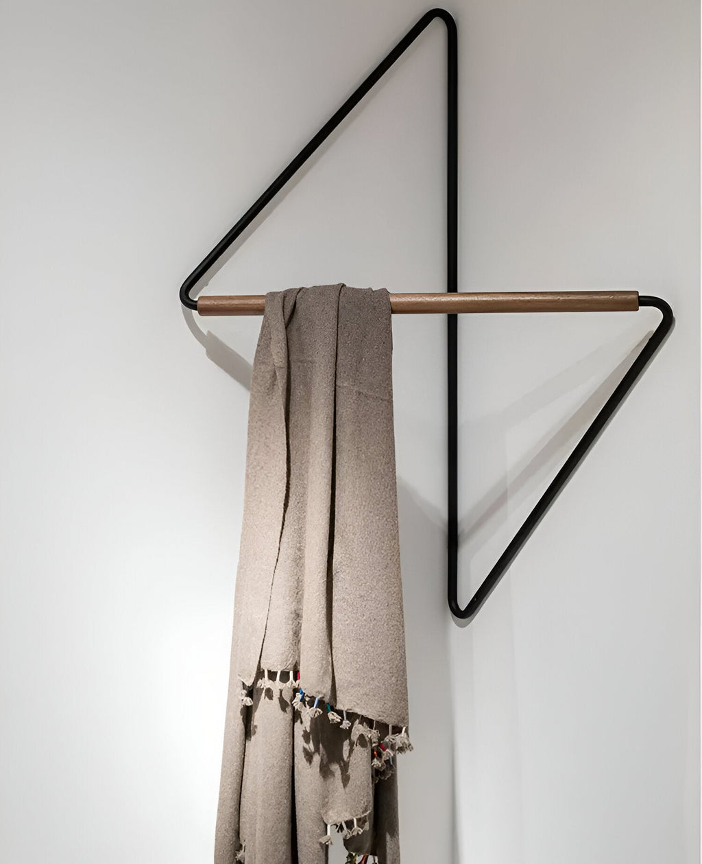 Modern geometrisk metallklädhängare – snygg och mångsidig förvaringslösning