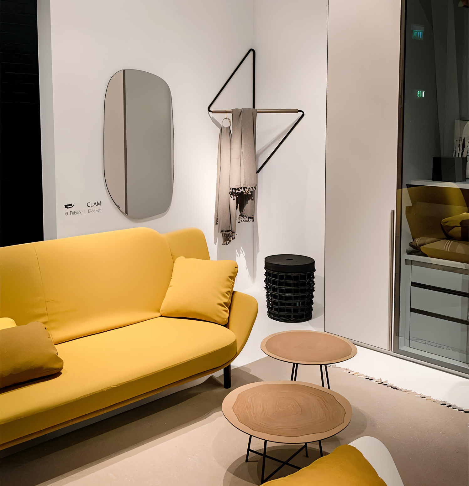 Modern geometrisk metallklädhängare – snygg och mångsidig förvaringslösning