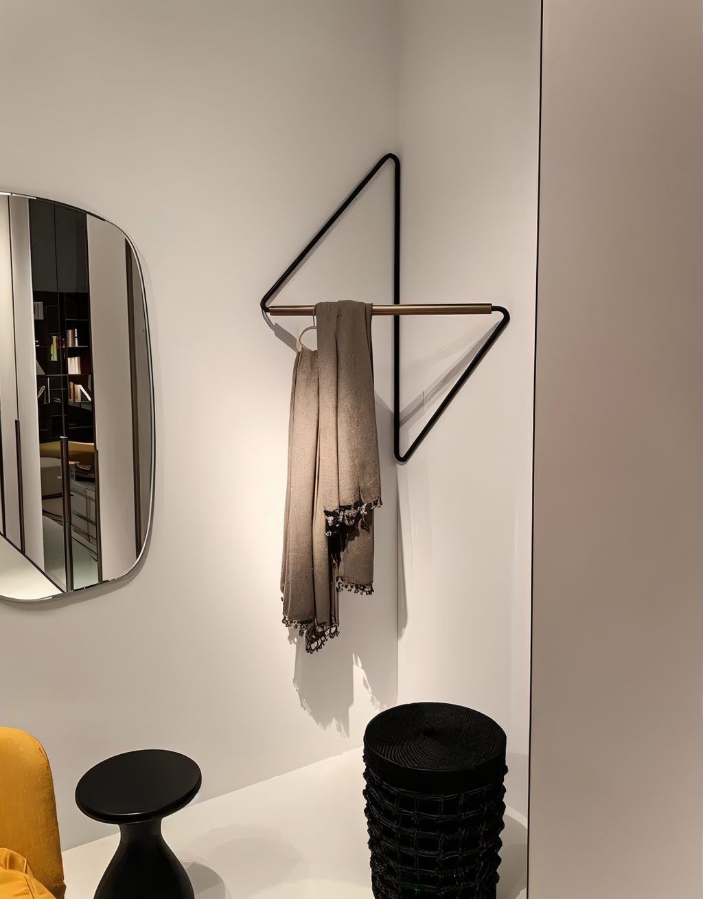 Modern geometrisk metallklädhängare – snygg och mångsidig förvaringslösning