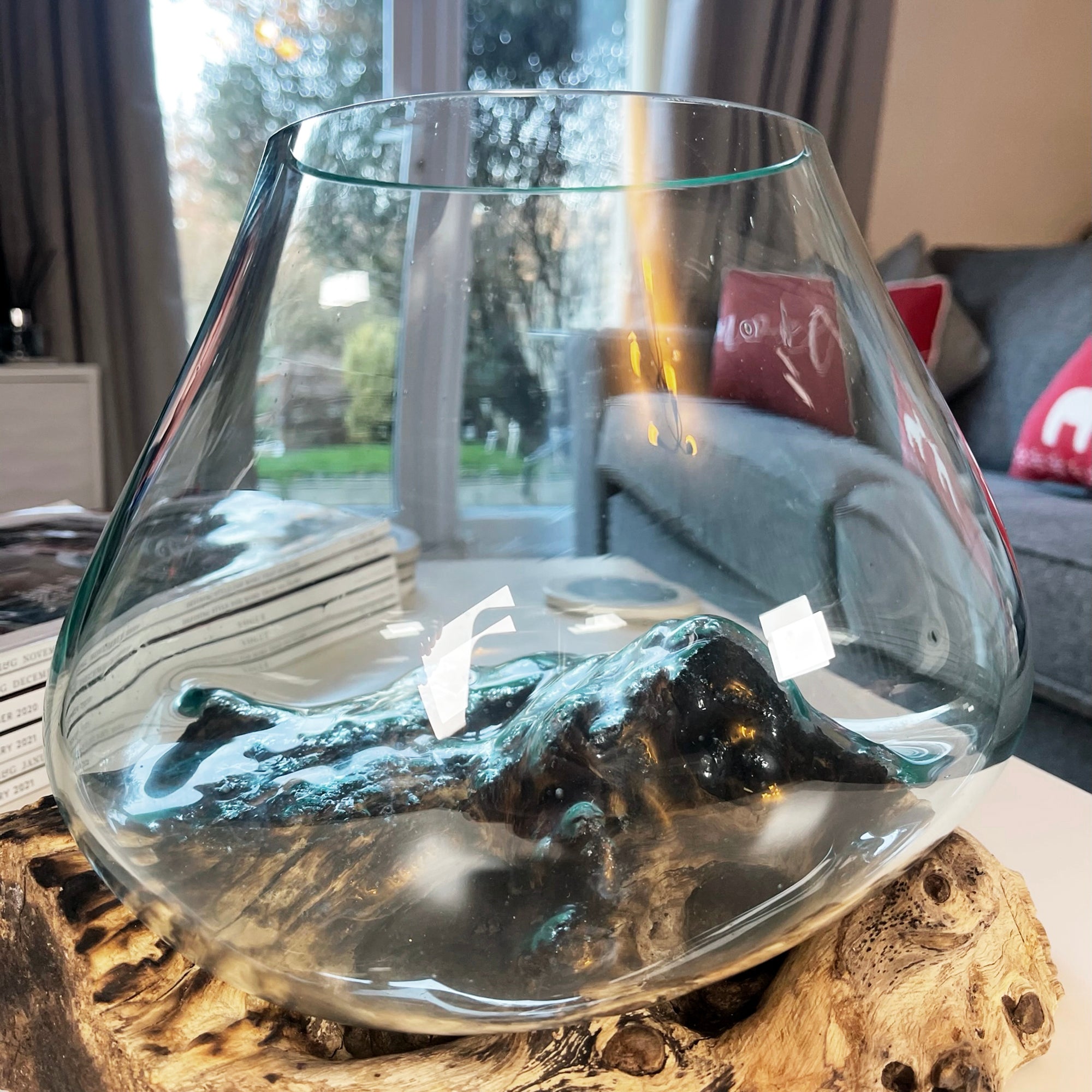 RootBowl - Rotbas i hantverksmässig teak med elegant iögonfallande skål i smält glas