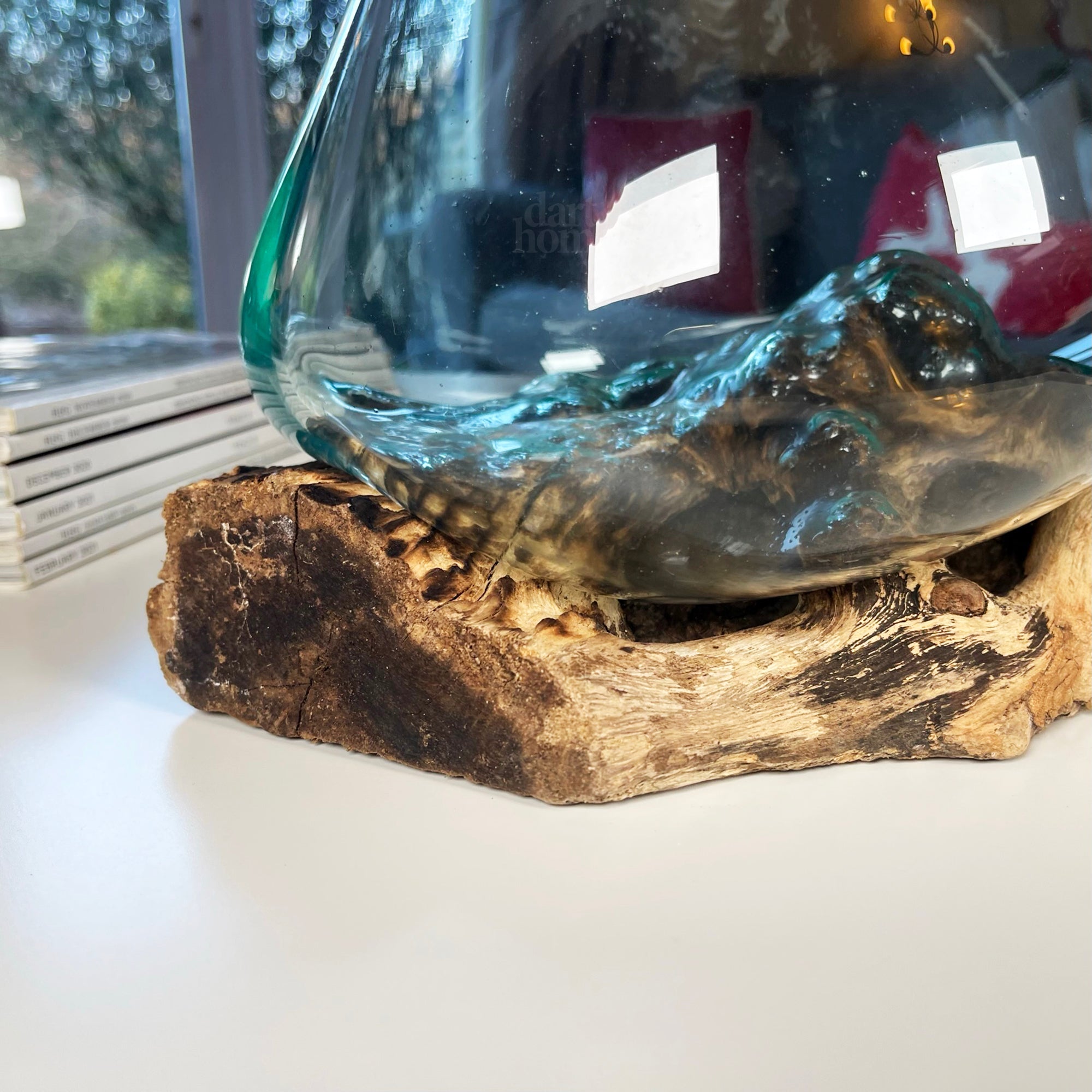 RootBowl - Rotbas i hantverksmässig teak med elegant iögonfallande skål i smält glas