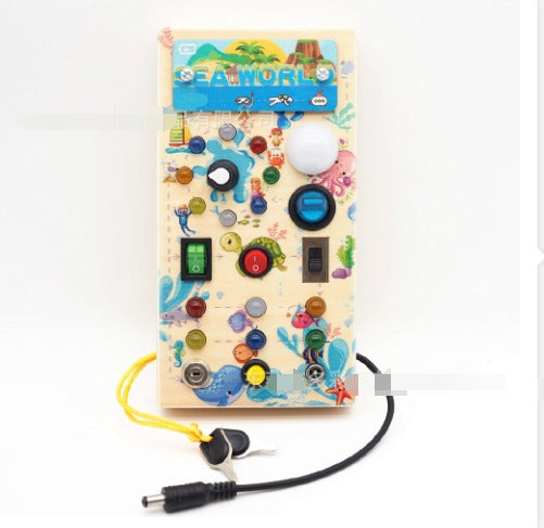 Träleksak med LED-lampor – Interaktiv pedagogisk leksak för småbarn med strömbrytare och aktiviteter