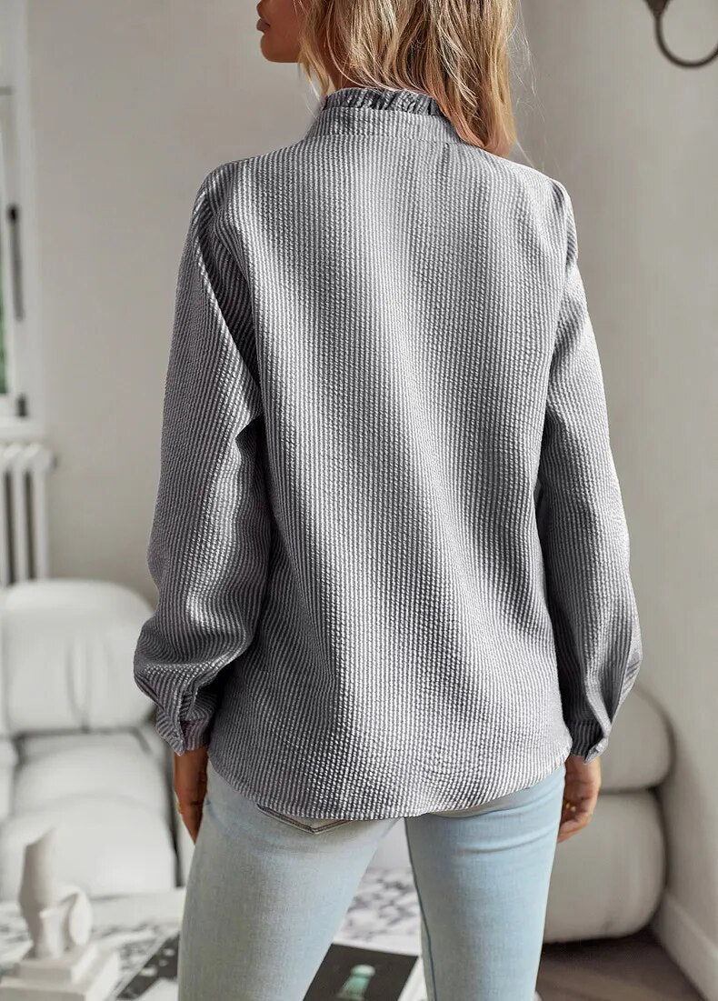 Romantisk blus med volangkant för kvinnor – texturerad topp med knappar framtill och elegant V-ringning