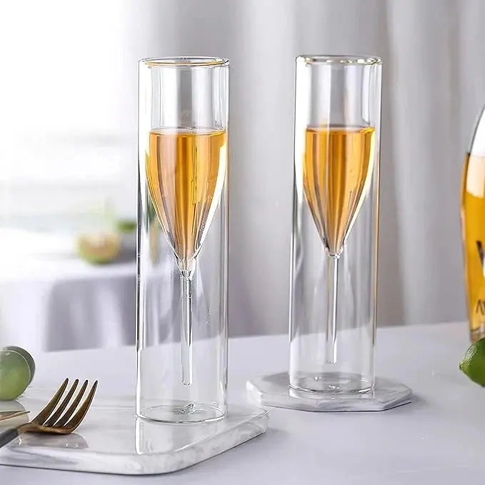 Lyxiga kristallchampagneflöjter med upphängd bas — Sofistikerade mousserande vinglas