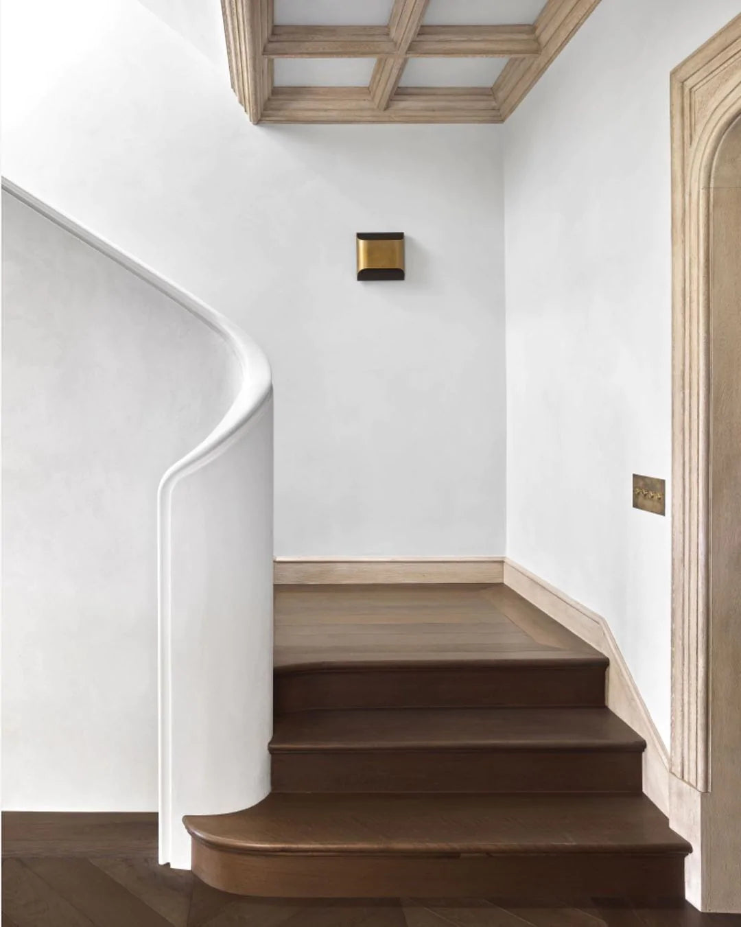 Elegant välvd LED-vägglampa – Modern böjd accentlampa