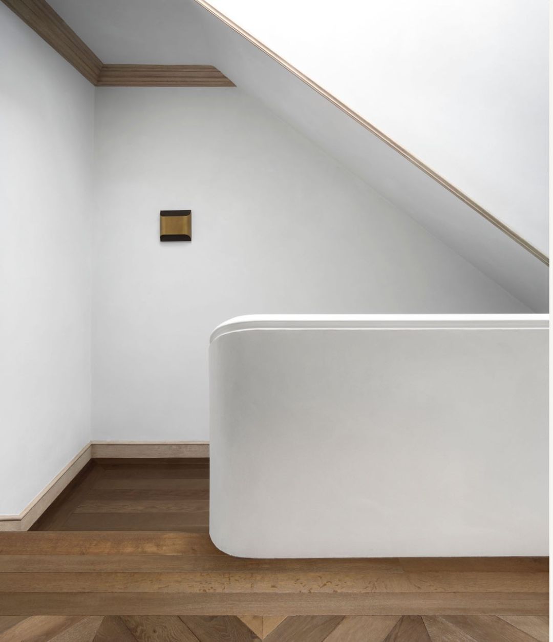 Elegant välvd LED-vägglampa – Modern böjd accentlampa