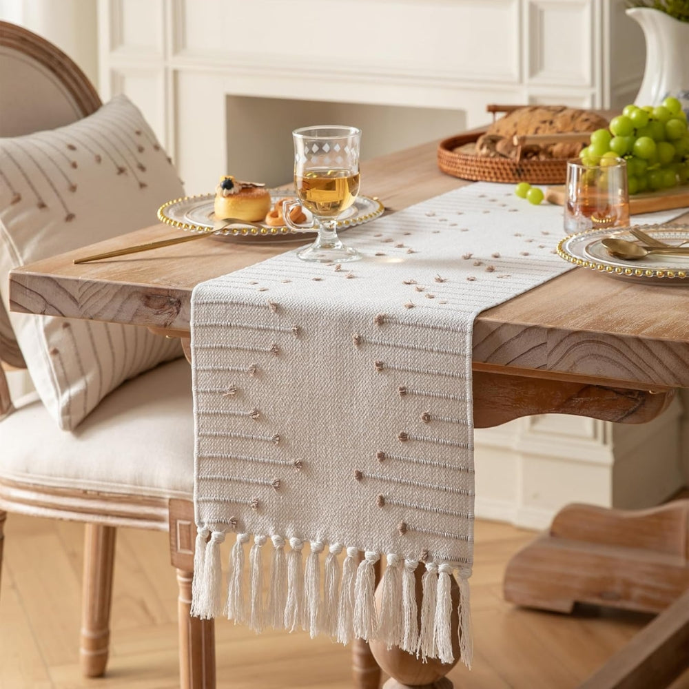 LuxeWeave Tassel Runner – Elegant bordsaccent med Boho Charm