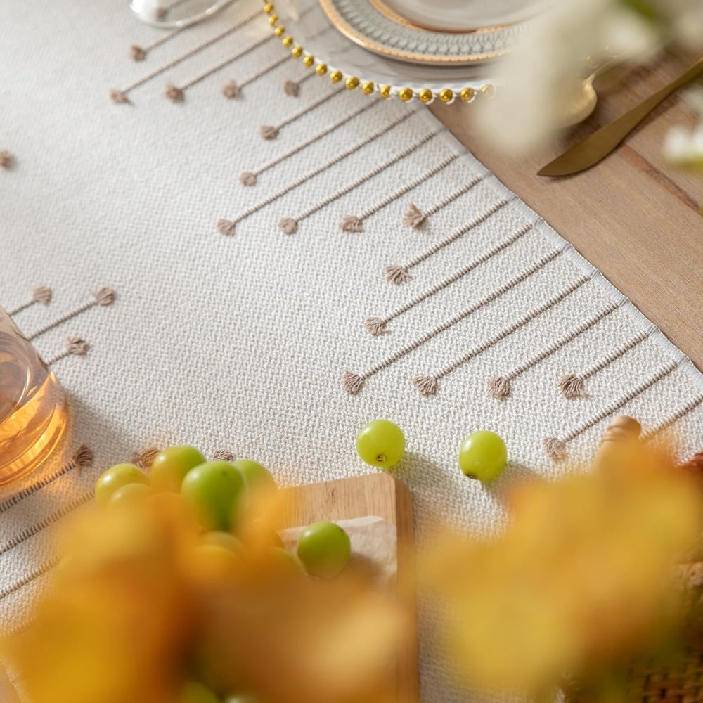 LuxeWeave Tassel Runner – Elegant bordsaccent med Boho Charm