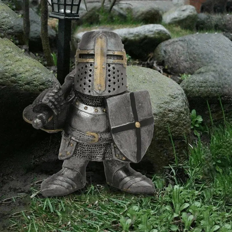 Förtrollad riddartomte - Medeltida trädgårdsväktarstaty