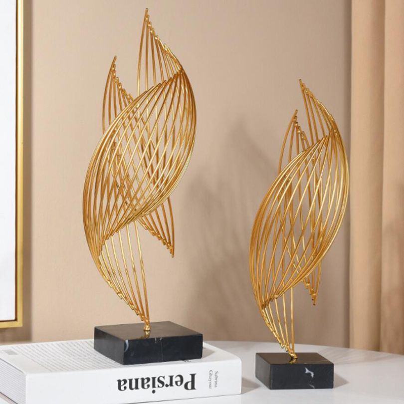 Golden Wave metallskulptur – elegant abstrakt dekor